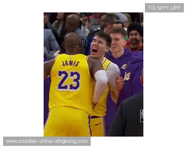 詹姆斯长传助攻反击得手，湖人节奏流畅